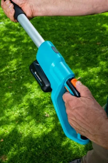 Gardena - Motosega da potatura a batteria 18V TCS 20/18V P4A, 20 cm, senza batteria e caricabatteria 14770-55